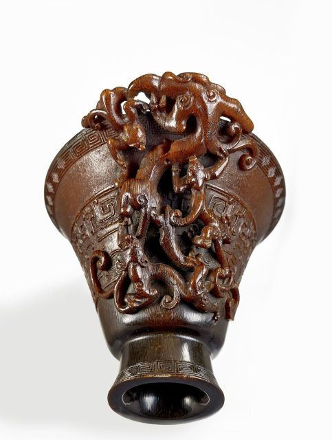COUPE LIBATOIRE EN CORNE DE RHINOCÉROS SCULPTÉE, CHINE, DYNASTIE QING, XVIIE SIÈCLE De forme conique, reposant sur un pied évasé, l'ext