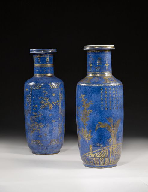 DEUX VASES ROULEAUX EN PORCELAINE BLEU POUDRE ET DÉCOR OR, CHINE, DYNASTIE QING, XVIIIE SIÈCLE