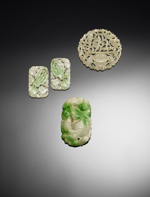 UN PENDENTIF EN JADE CÉLADON PÂLE ET TROIS PENDENTIFS EN JADÉITE, CHINE, DYNASTIE QING, XIXE SIÈCLE ET XXE SIÈCLE