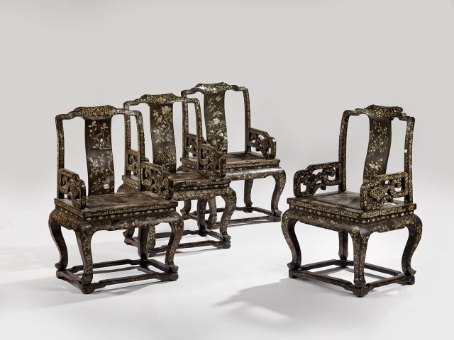 ENSEMBLE DE QUATRE FAUTEUILS EN BOIS LAQUÉ ET INCRUSTÉ DE NACRE ET POUSSIERE DE NACRE, CHINE, DYNASTIE QING, XVIIE-XVIIIE SIÈCLE