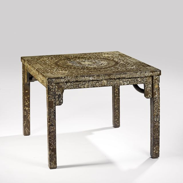 GRANDE TABLE CARRÉE EN BOIS LAQUÉ ET INCRUSTÉ DE NACRE ET POUSSIERE DE NACRE, CHINE, DYNASTIE QING, XVIIE -XVIIIE SIÈCLE