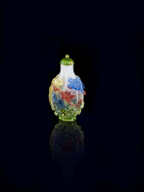 TABATIÈRE EN VERRE ET OVERLAY BLEU, JAUNE, ROUGE ET VERT, CHINE, DYNASTIE QING, XIXE SIÈCLE