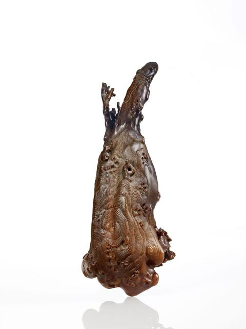 RARE ET IMPORTANTE VERSEUSE EN CORNE DE RHINOCÉROS SCULPTÉE EN FORME DE BARQUE, CHINE, DYNASTIE QING, XVIIE SIÈCLE La verseuse en forme