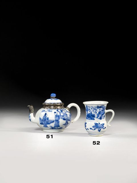 PETITE THEIÈRE COUVERTE EN PORCELAINE BLEU BLANC ET MONTURE ARGENT, CHINE, DYNASTIE QING, ÉPOQUE KANGXI (1662-1722)