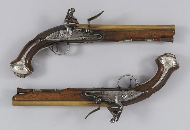Paire de pistolets d'Officier de Marine britannique. Canons ronds en bronze à méplats aux tonnerres marqués " London " et poinçons. ...