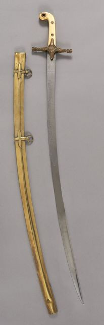 Sabre d'Officier britannique type à l'oriental. Poignée en crosse en ivoire. Monture en laiton ciselé. Garde à deux quillons droits....