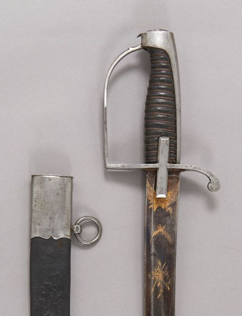 Sabre d'Officier étranger de Cavalerie légère. Poignée recouverte de basane avec filigrane. Monture en fer. Calotte à longue queue. ...