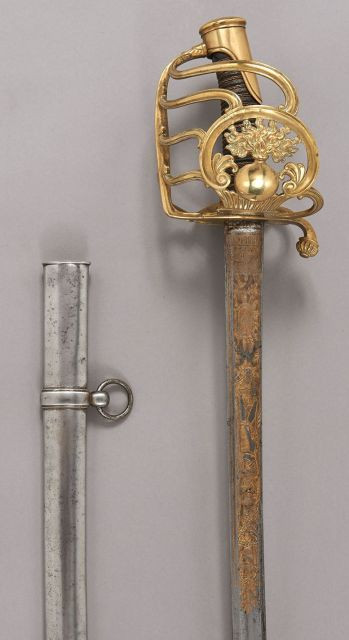 Sabre d'Officier de Cavalerie lourde. Poignée recouverte de chagrin avec filigranes. Monture en laiton ciselé ajouré. Calotte à cour...
