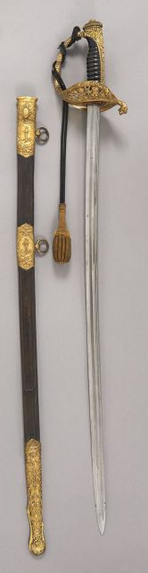 Sabre d'Officier Supérieur de Marine modèle 1837. Poignée en corne. Monture en laiton ciselé doré. Calotte à longue queue. Garde à u...