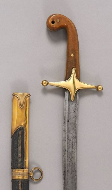 Sabre d'Officier à l'orientale. Poignée en crosse à plaquettes de corne claire. Garde à deux quillons droits