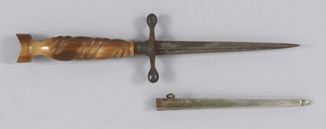 Petite dague romantique. Manche en corne. Lame quadrangulaire. Fourreau en métal en forme. BE. Fabrication époque fin XIXè siècle. L...