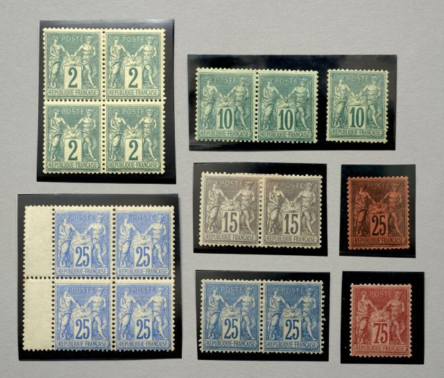 N°74 2c. vert, bloc de quatre neuf - N°76 10c. vert, une paire et un ex. neufs - N°77 15c. gris, paire neuve - N°78 25c. outremer, b...