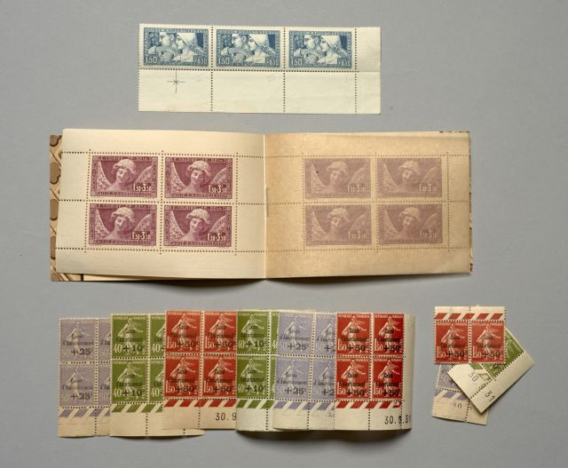 Caisses d'Amortissement - N°256, 1f.50 +3f.50 lilas (Sourire de Reims), carnet neuf. - N°252, 1f.50+8f.50 bleu (Travail) bande des 3...