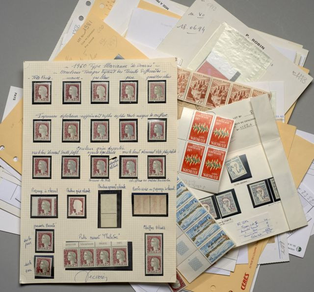 Variétés d'impression et de dentelure - Ensemble de timbres-poste principalement modernes présentant des variétés diverses : couleur...