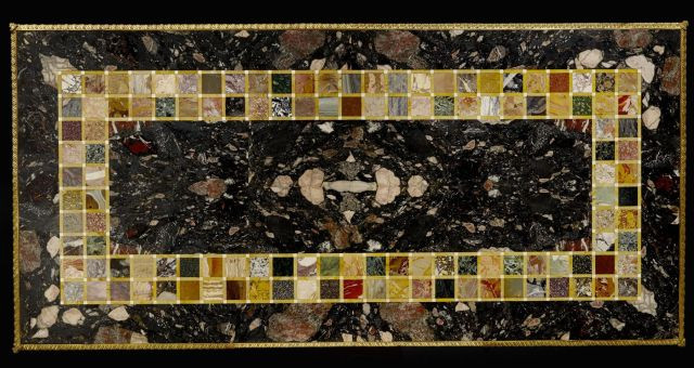 PLATEAU EN MARQUETERIE DE MARBRES POLYCHROMES FORMANT TABLE BASSE, TRAVAIL ITALIEN, XIXEME SIECLE