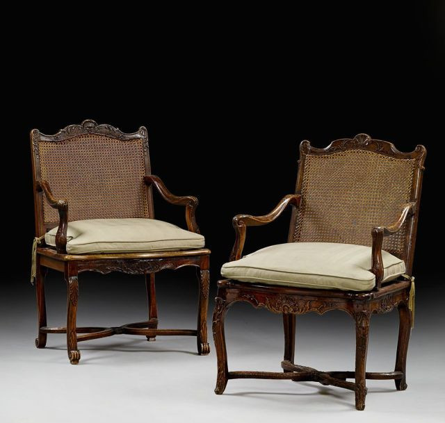 DEUX FAUTEUILS CANNES FORMANT PAIRE DONT UN D'EPOQUE REGENCE L'AUTRE COMPOSE D'ELEMENTS ANCIENS