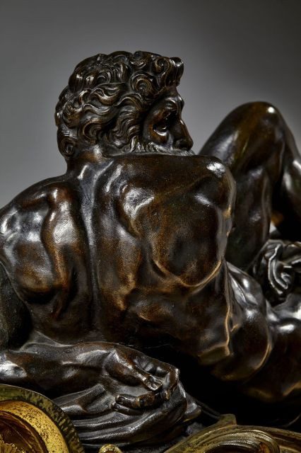 PAIRE DE CHENETS DE STYLE REGENCE, DEUXIEME MOITIE DU XIXEME SIECLE LES FIGURES D'APRES MICHEL-ANGE