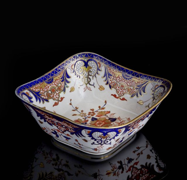 JATTE CARREE EN PORCELAINE ANGLAISE DU XXEME SIECLE