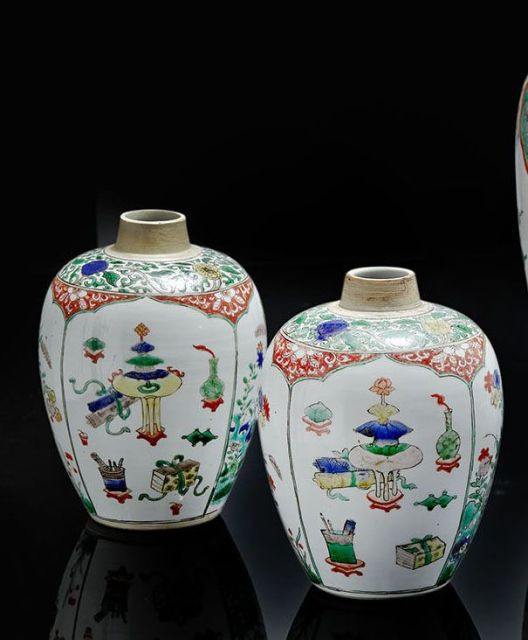 PAIRE DE VASES EN PORCELAINE FAMILLE VERTE, CHINE, DYNASTIE QING, EPOQUE KANGXI (1662-1722)