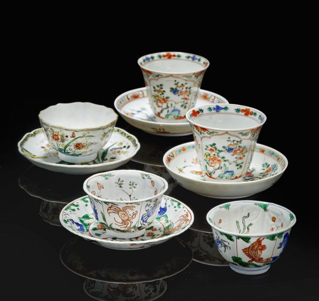 ENSEMBLE DE CINQ COUPES ET QUATRE SOUCOUPES EN PORCELAINE FAMILLE VERTE, CHINE, DYNASTIE QING, EPOQUE KANGXI (1662-1722)