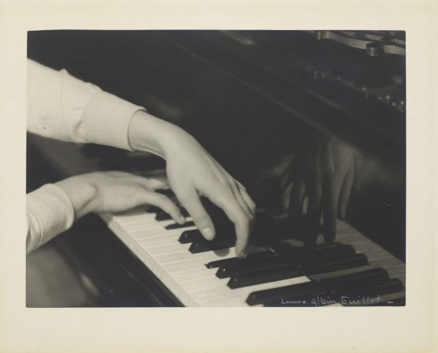 ¤ Laure ALBIN-GUILLOT (1879-1962) MAINS ET PIANO, vers 1935 Tirage argentique d'époque