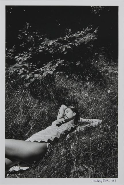 JEAN-LOUP SIEFF (1933-2000) WOMAN SUNNING HERSELF IN GRASS, 1983 Tirage argentique d'époque