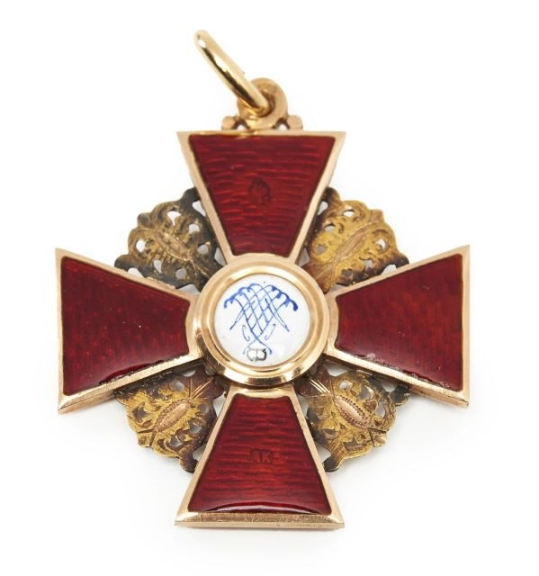 Russie Ordre de Sainte Anne. Croix de 3è classe. Or, émail, SR. Poinçonnée AK Albert Keibel. 44 x 44 mm. TB