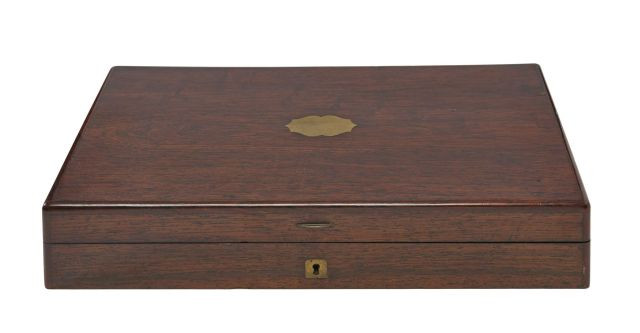Coffret nécessaire, en acajou, garni à l'intérieur de feutre en vert, marqué à l'or dans le couvercle " Duval Passage Choiseul à Par...