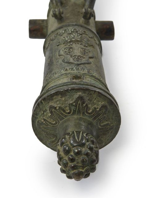 Paire de canons, en bronze patiné