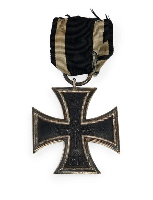 Allemagne Lot de 3 décorations : Croix de fer, IIè classe ; Commémorative, insigne patriotique 1915 (manque l'épingle)