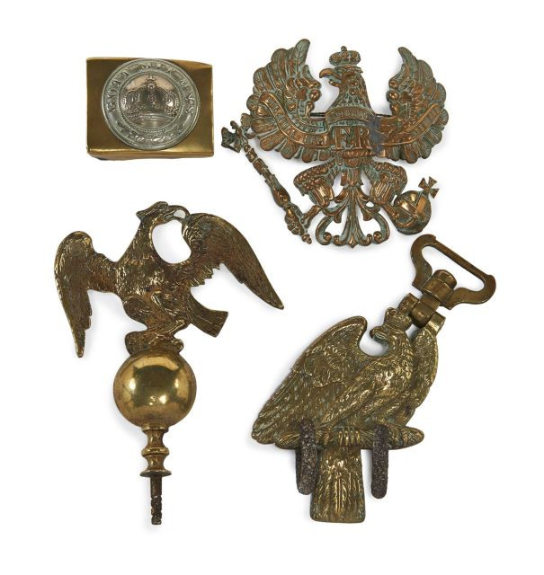 Lot allemand : Plaque à l'aigle de casque à pointe ; Porte-tambour, à l'aigle couronnée (piqûres) ; Élément décoratif à l'aigle, en ...