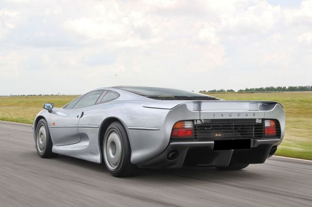 1992 Jaguar XJ 220 Carte grise françaiseChâssis n° SAJJEAEX8AX220875- Faible kilométrage, état proche du neuf- Emblématique des surpuis