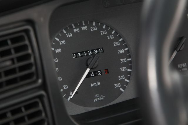 1992 Jaguar XJ 220 Carte grise françaiseChâssis n° SAJJEAEX8AX220875- Faible kilométrage, état proche du neuf- Emblématique des surpuis