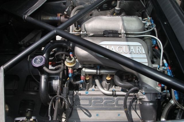 1992 Jaguar XJ 220 Carte grise françaiseChâssis n° SAJJEAEX8AX220875- Faible kilométrage, état proche du neuf- Emblématique des surpuis