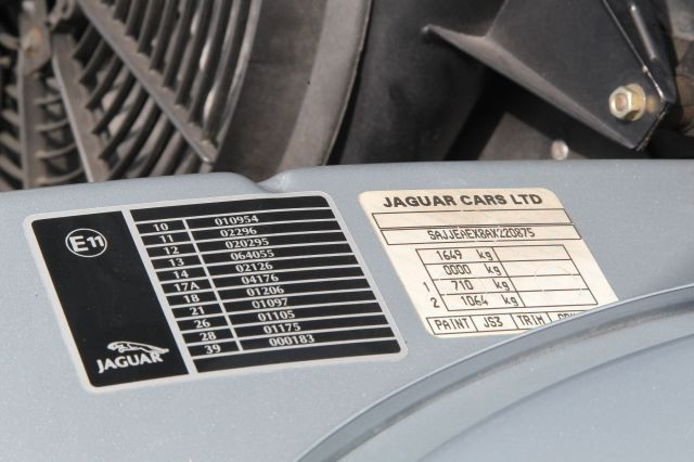 1992 Jaguar XJ 220 Carte grise françaiseChâssis n° SAJJEAEX8AX220875- Faible kilométrage, état proche du neuf- Emblématique des surpuis