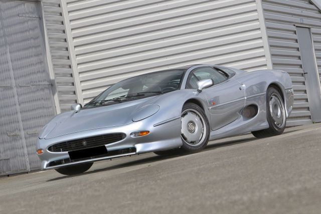 1992 Jaguar XJ 220 Carte grise françaiseChâssis n° SAJJEAEX8AX220875- Faible kilométrage, état proche du neuf- Emblématique des surpuis