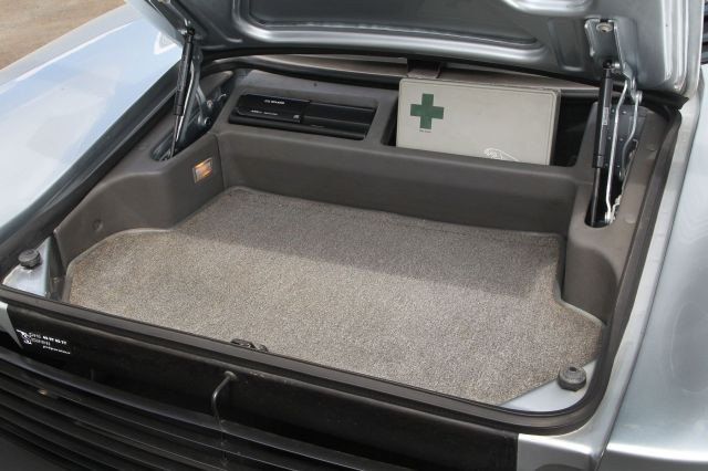 1992 Jaguar XJ 220 Carte grise françaiseChâssis n° SAJJEAEX8AX220875- Faible kilométrage, état proche du neuf- Emblématique des surpuis