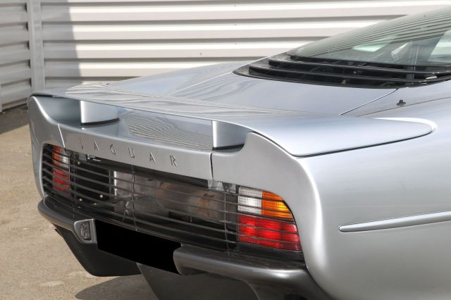 1992 Jaguar XJ 220 Carte grise françaiseChâssis n° SAJJEAEX8AX220875- Faible kilométrage, état proche du neuf- Emblématique des surpuis