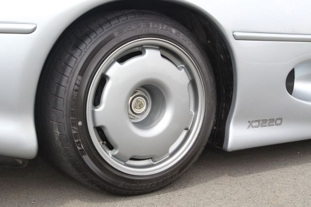 1992 Jaguar XJ 220 Carte grise françaiseChâssis n° SAJJEAEX8AX220875- Faible kilométrage, état proche du neuf- Emblématique des surpuis