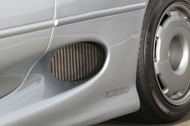 1992 Jaguar XJ 220 Carte grise françaiseChâssis n° SAJJEAEX8AX220875- Faible kilométrage, état proche du neuf- Emblématique des surpuis