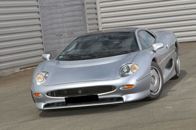 1992 Jaguar XJ 220 Carte grise françaiseChâssis n° SAJJEAEX8AX220875- Faible kilométrage, état proche du neuf- Emblématique des surpuis