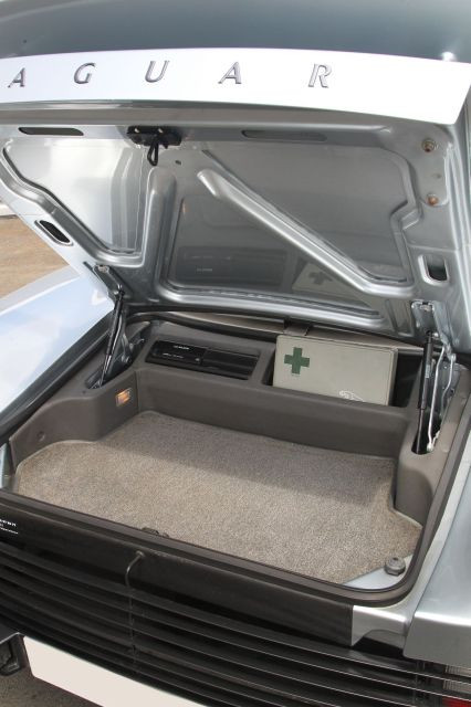 1992 Jaguar XJ 220 Carte grise françaiseChâssis n° SAJJEAEX8AX220875- Faible kilométrage, état proche du neuf- Emblématique des surpuis