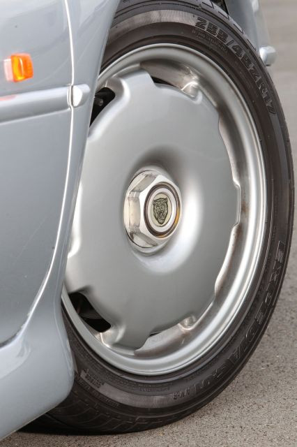 1992 Jaguar XJ 220 Carte grise françaiseChâssis n° SAJJEAEX8AX220875- Faible kilométrage, état proche du neuf- Emblématique des surpuis