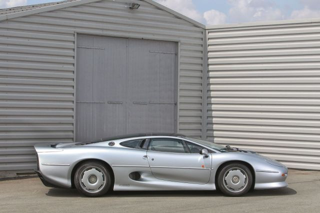 1992 Jaguar XJ 220 Carte grise françaiseChâssis n° SAJJEAEX8AX220875- Faible kilométrage, état proche du neuf- Emblématique des surpuis