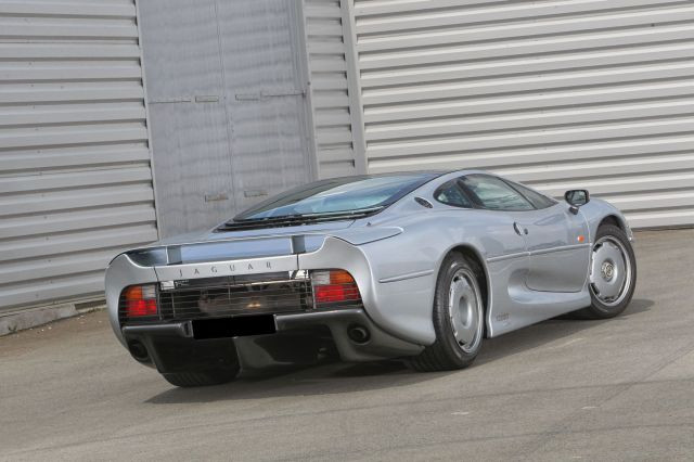 1992 Jaguar XJ 220 Carte grise françaiseChâssis n° SAJJEAEX8AX220875- Faible kilométrage, état proche du neuf- Emblématique des surpuis