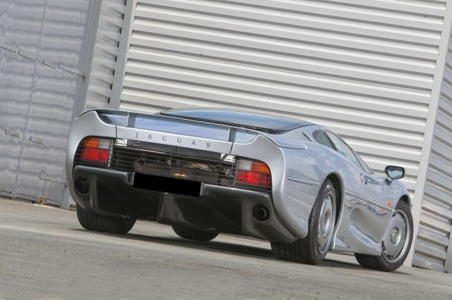 1992 Jaguar XJ 220 Carte grise françaiseChâssis n° SAJJEAEX8AX220875- Faible kilométrage, état proche du neuf- Emblématique des surpuis