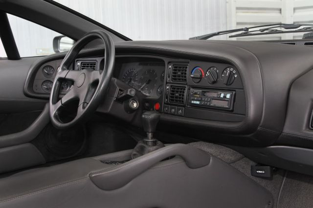 1992 Jaguar XJ 220 Carte grise françaiseChâssis n° SAJJEAEX8AX220875- Faible kilométrage, état proche du neuf- Emblématique des surpuis