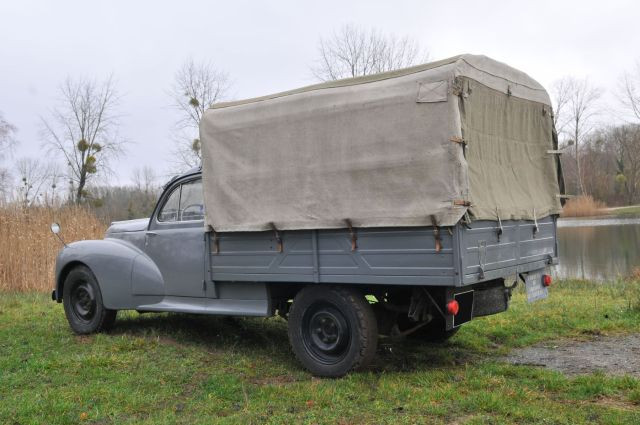 1953 Peugeot 203 bâchée  No reserve