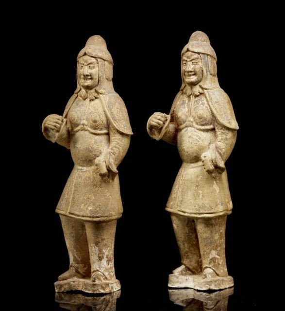 DEUX GUERRIERS EN TERRE CUITE ÉMAILLÉE JAUNE PAILLE, CHINE, DYNASTIE TANG (618-907)