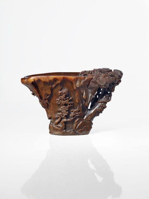 GRANDE COUPE LIBATOIRE EN CORNE DE RHINOCÉROS SCULPTÉE, CHINE, DYNASTIE QING, FIN DU XVIIe SIÈCLE La coupe évasée, sculptée sur les par